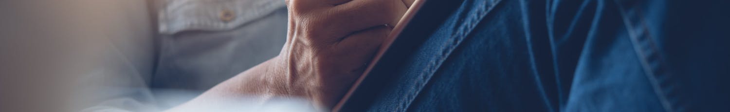 En man redigerar bilder på sin surfplatta.